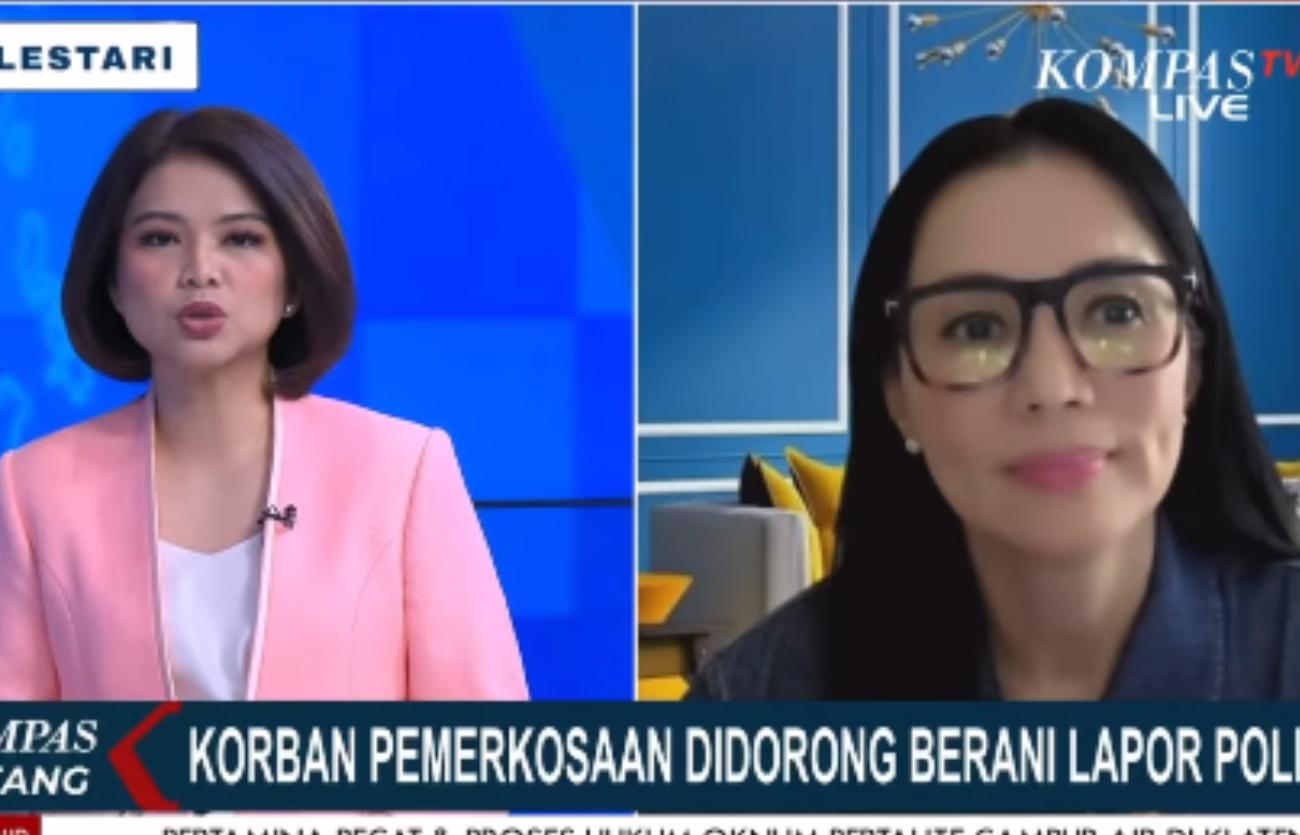 Novita Tandry (kanan berkacamata) kini jadi sorotan di Threads dan X.
