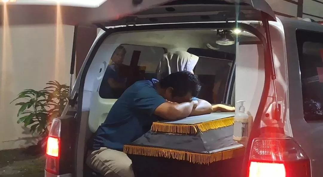 Tangis keluarga pecah saat jenazah korban laka tunggal dipulangkan ke kediaman.