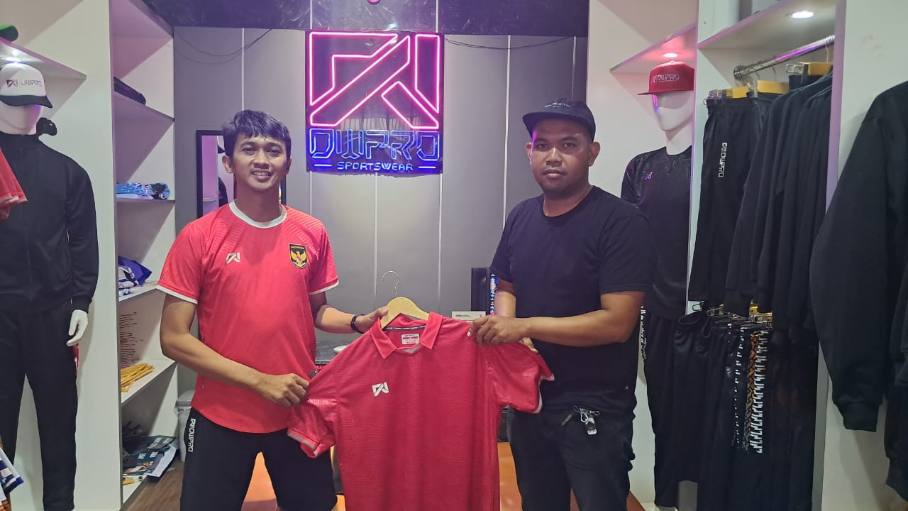 DW Pro Apparel serahkan donasi jersey untuk perayaan HUT Perak 25 Tahun Radar Solo.