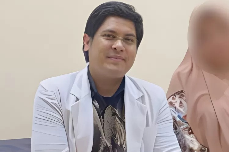 dr. M Syafril Firdaus, dokter spesialis obstetri dan ginekologi (obgyn) asal Garut viral diduga lakukan pelecehan seksual ke pasiennya.