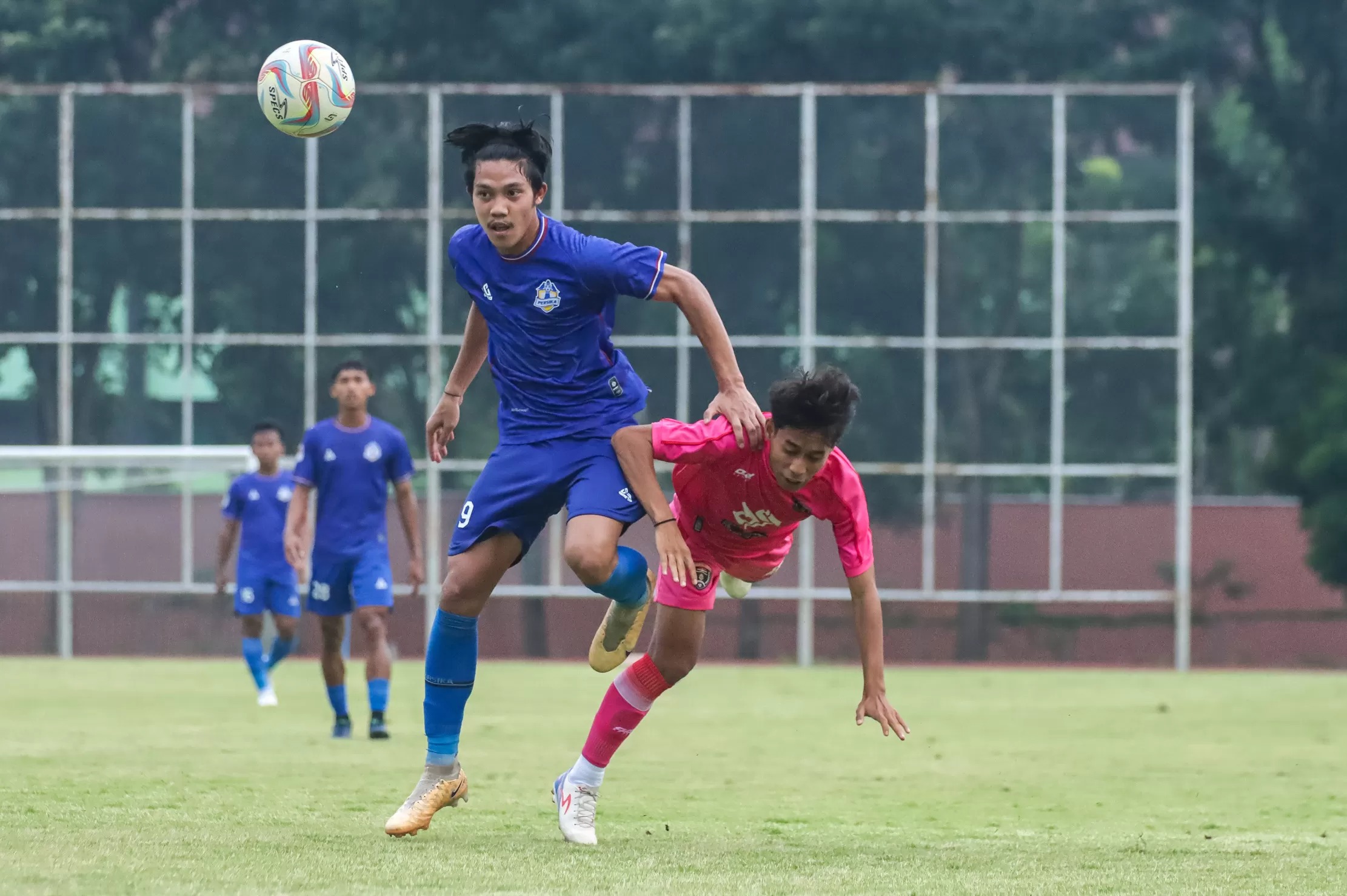 Laga Persika Karanganyar melawan Persinga Ngawi di Stadion UNS, Kamis sore.
