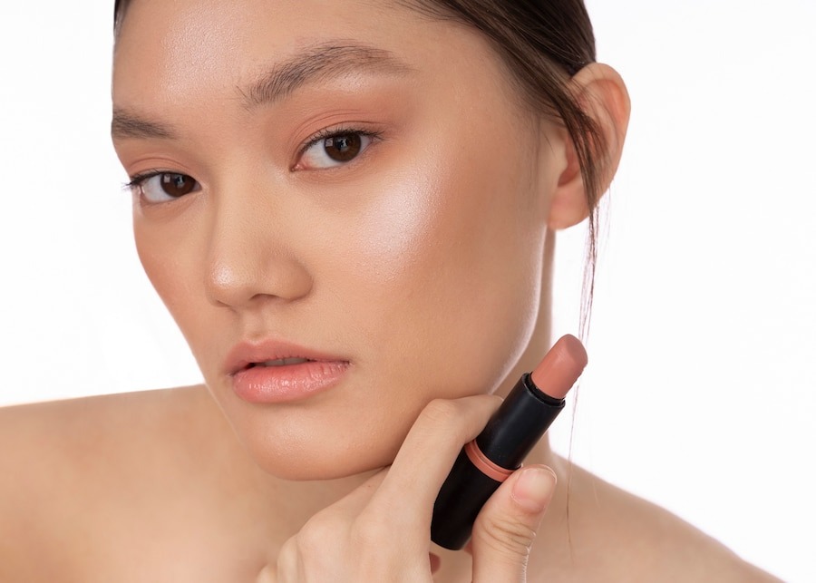 Ilustrasi make up menggunakan skin tin agar flawless.