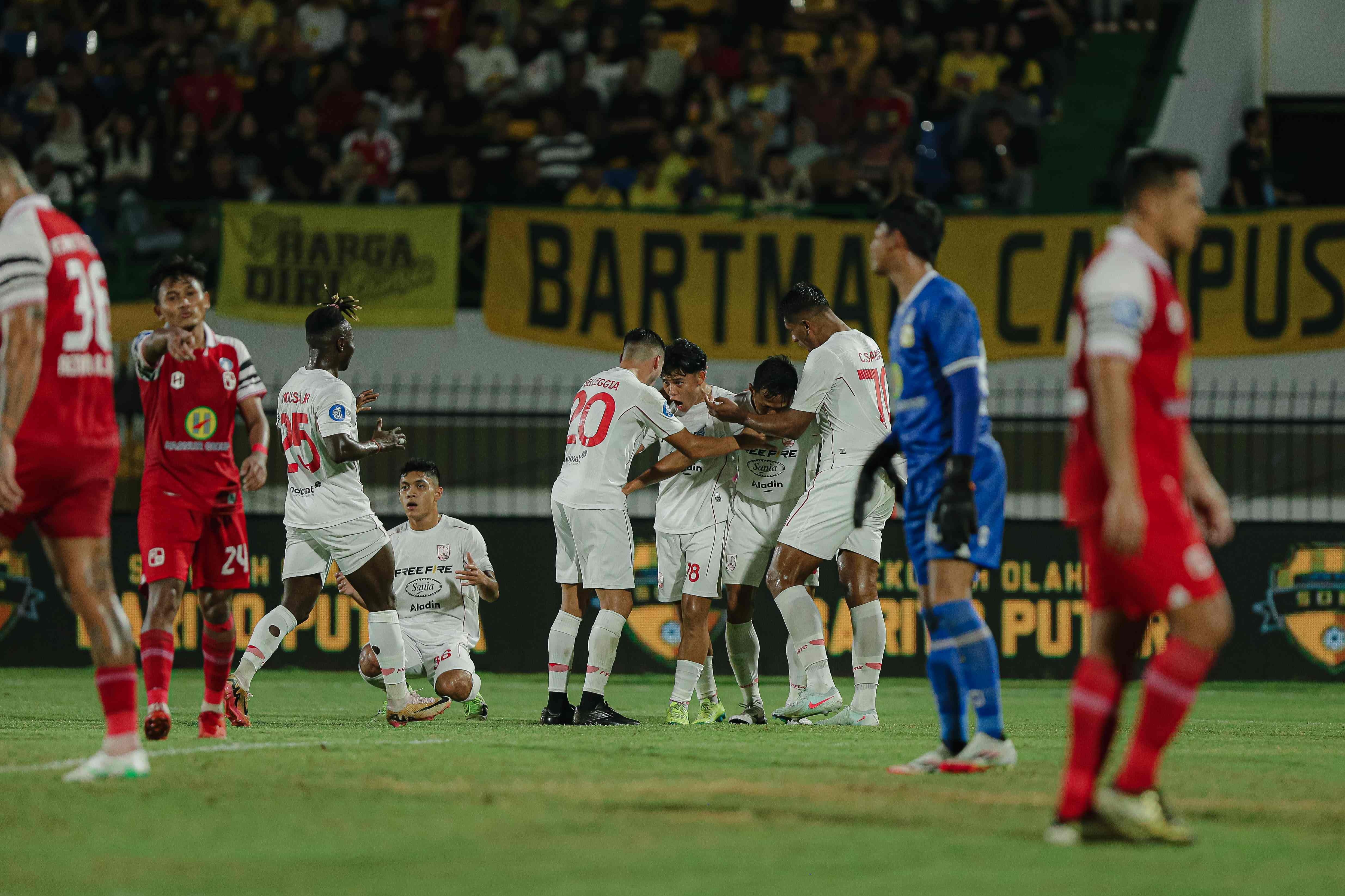 Selebrasi pemain Persis Solo usai cetak gol ke gawang Barito Putera.