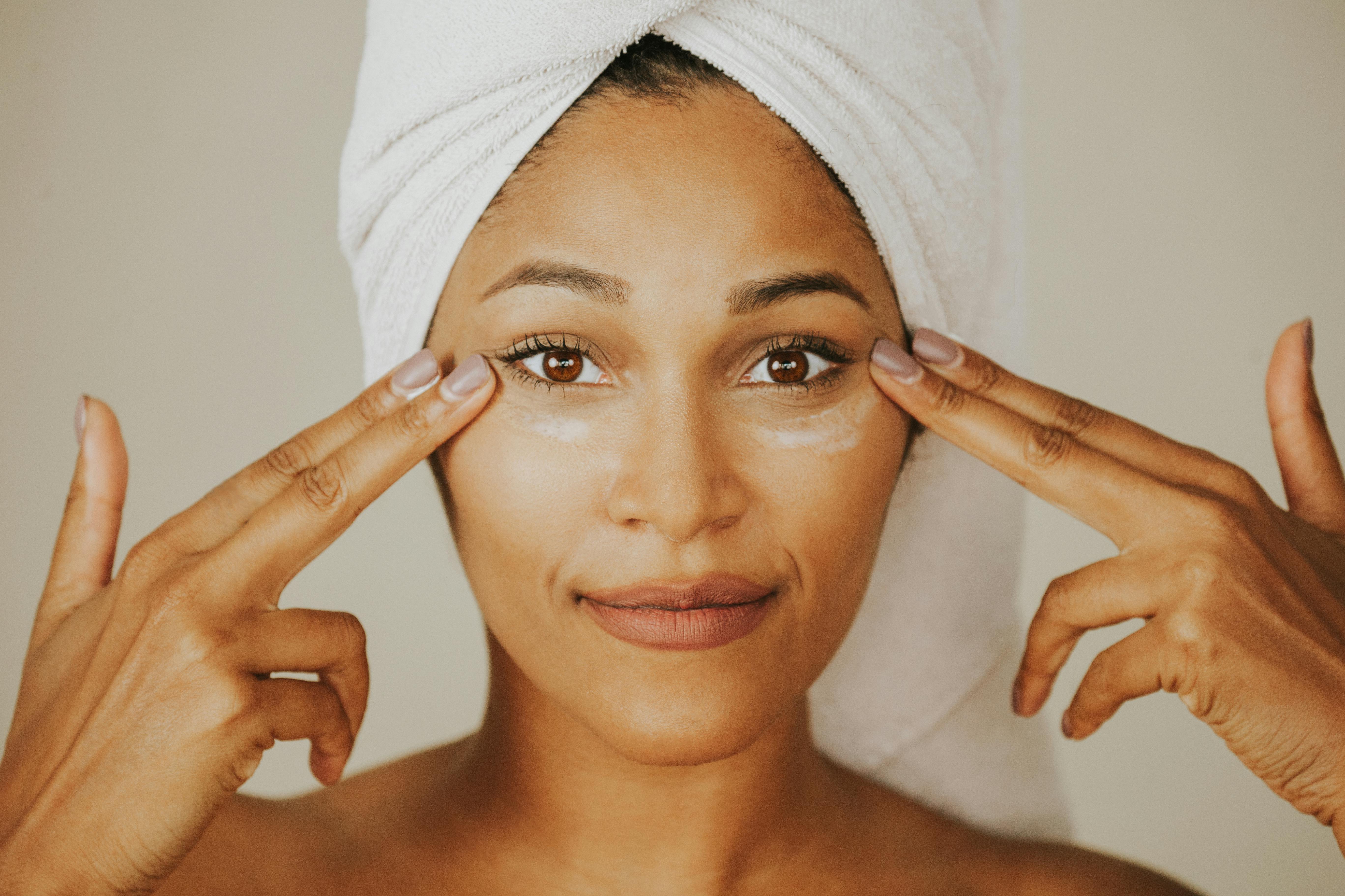 Ilustrasi menggunakan moisturizer.