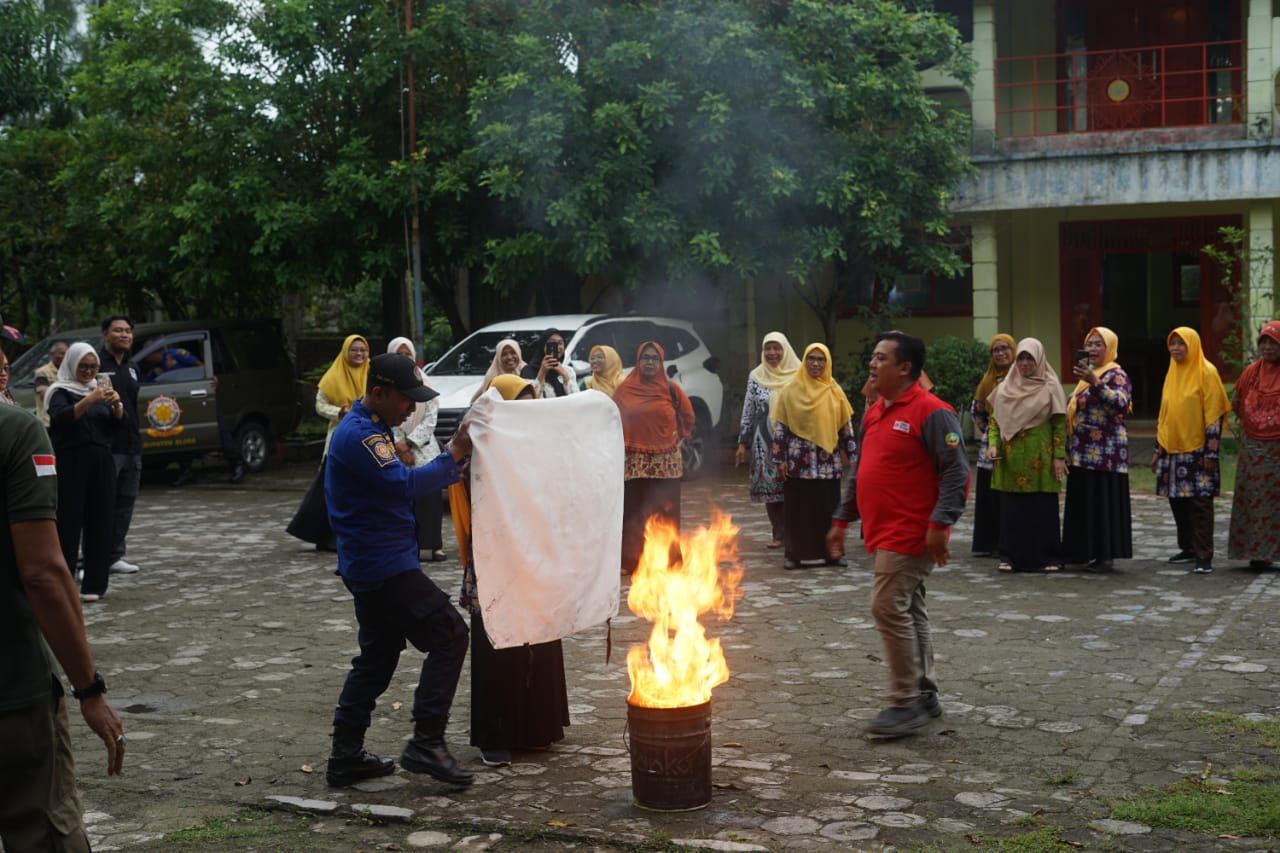 UMS mengadakan Pelatihan Pencegahan dan Penanganan Kebakaran untuk ibu-ibu yang tergabung dalam organisasi &lsquo;Aisyiyah.