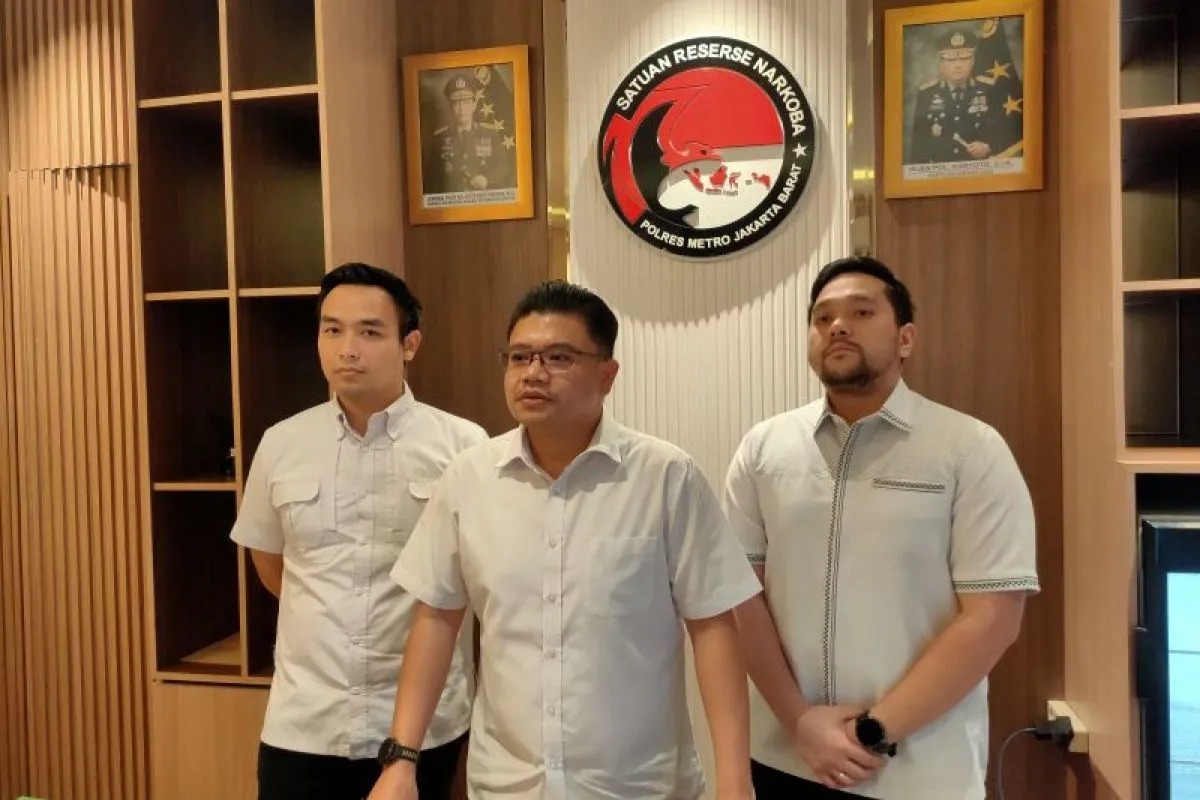 Kasat Resnarkoba Polres Jakbar Kompol Vernal Armando Sambo memberikan keterangan mengenai penangkapan artis berinisial FA terkait penyalahgunaan narkoba, Selasa (22/4/2025).