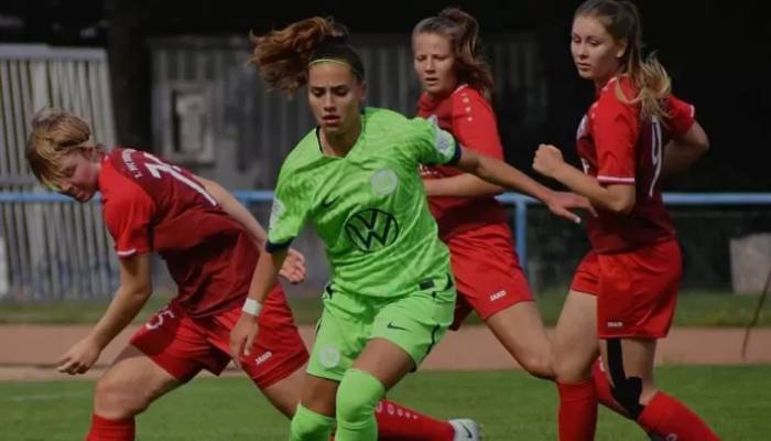 Djenna De Jong.