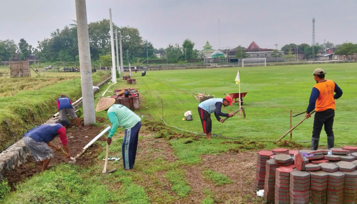 Pekerja mulai pasang paving blok di Lapangan Desa Kemasan pekan lalu