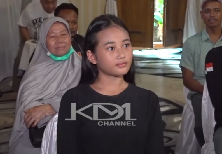 Aura Cinta minta penghapusan wisuda dibatalkan.