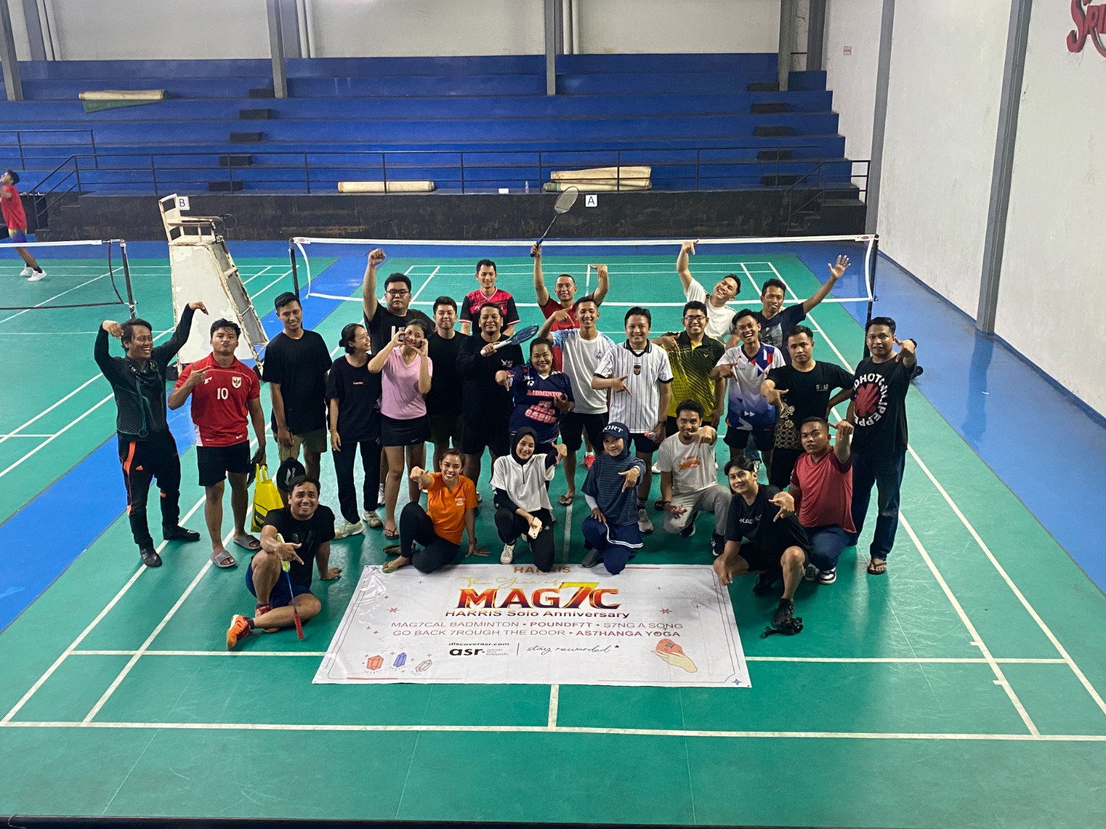 Perwakilan HARRIS Hotel Solo, media, dan KOL Soloraya berfoto di sela-sela MAG7CAL Badminton di Bandminton Court Sritex Arena, Solo, Minggu (27/4/2025) dalam rangka HUT ke-7 HARRIS Hotel Solo