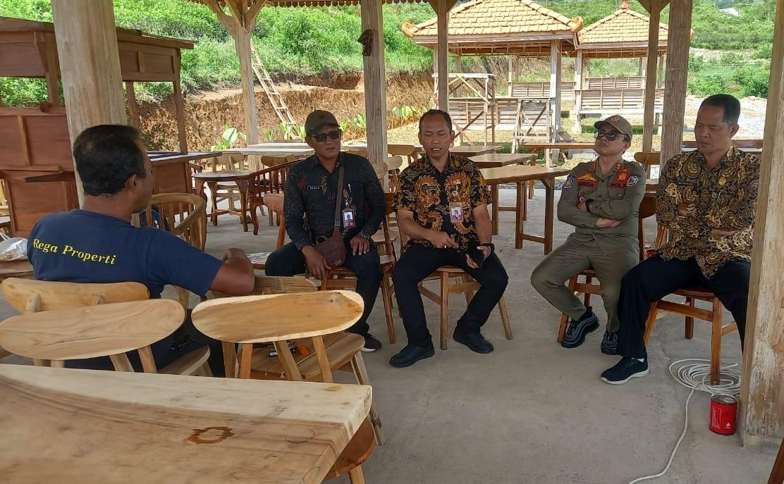 Tim dari Pemkab Karanganyar saat melakukan pengecekan terhadap salah satu bangunan resto yang ada di jalan Margolawu, Kawasan Kebun Teh, Ngargoyoso, Karanganyar.