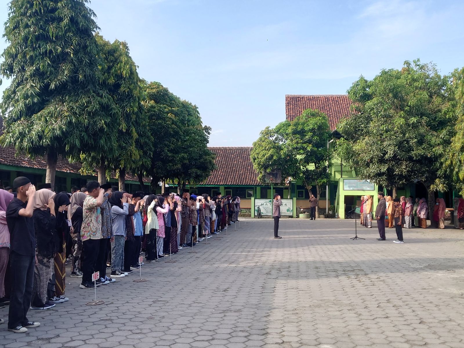 Upacara dengan baju adat memperingati hari pendidikan di MTsN 4 Boyolali .