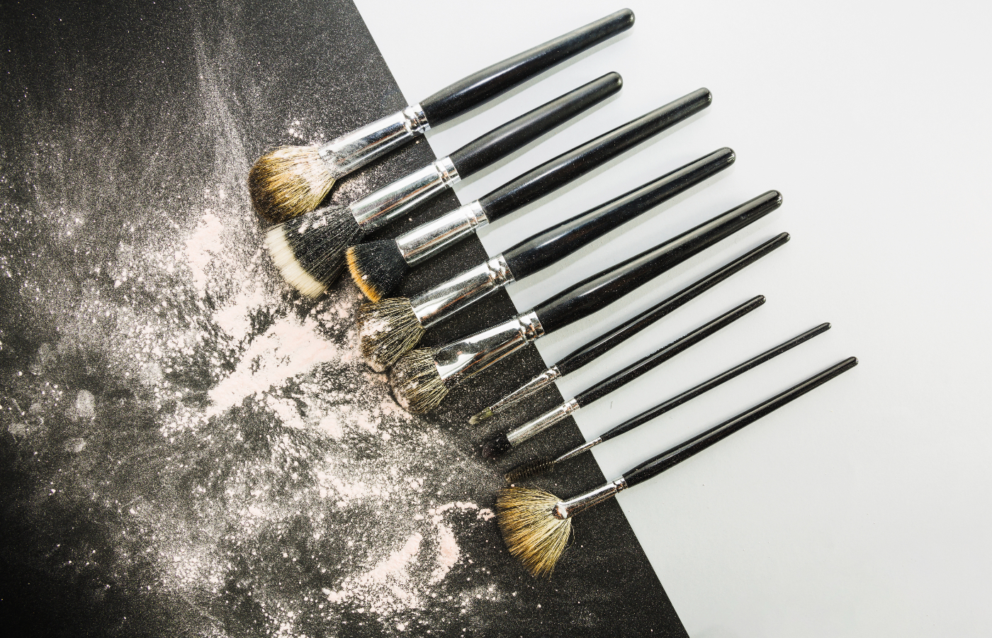 Ilustrasi kuas makeup yang kotor. Begini cara membersihkannya.