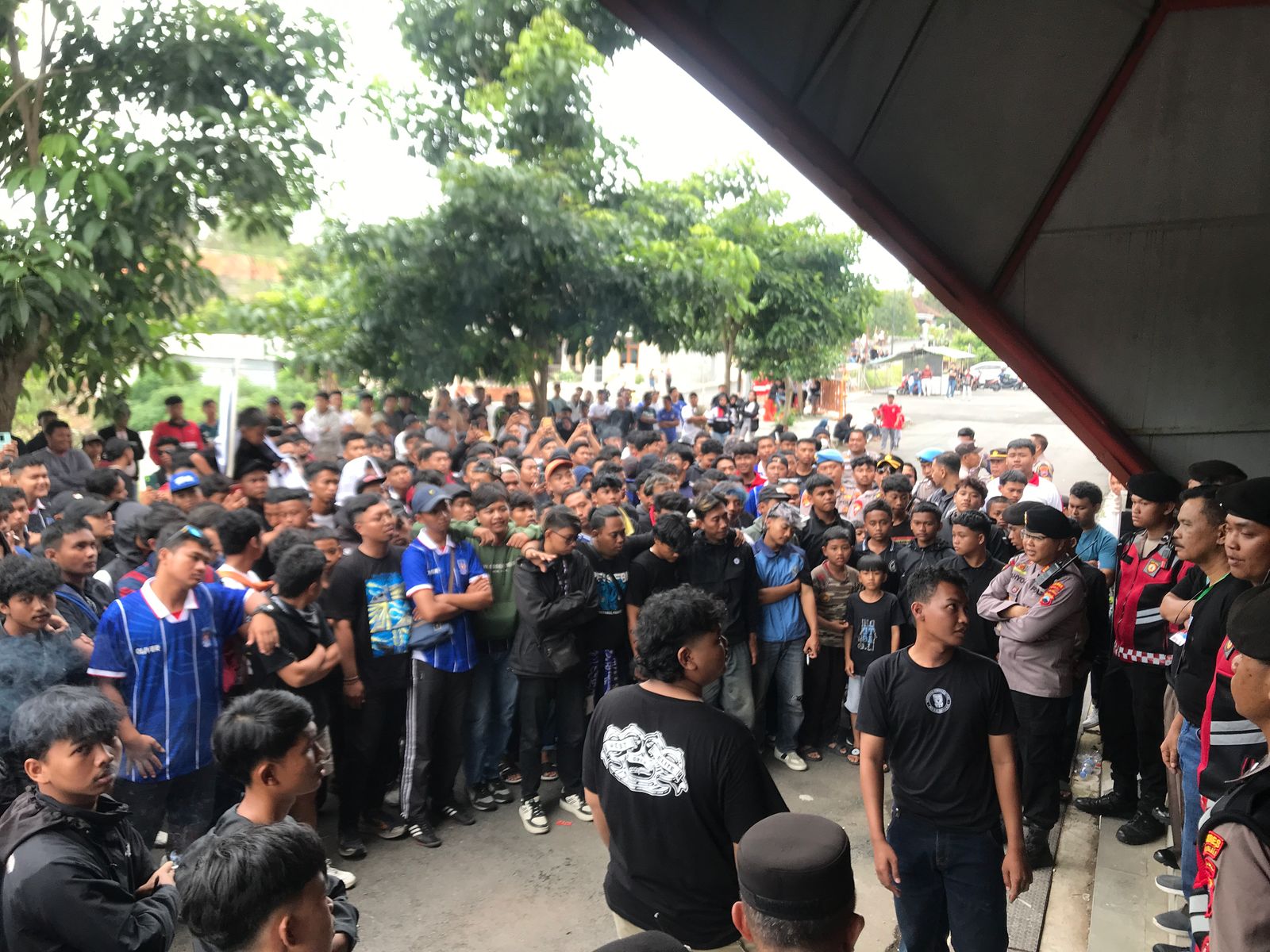 Gagal melaju ke babak selanjutnya, ratusan suporter Persebi Boyolali memadati area luar Stadion Kebogiro pada Sabtu (3/5/2025).