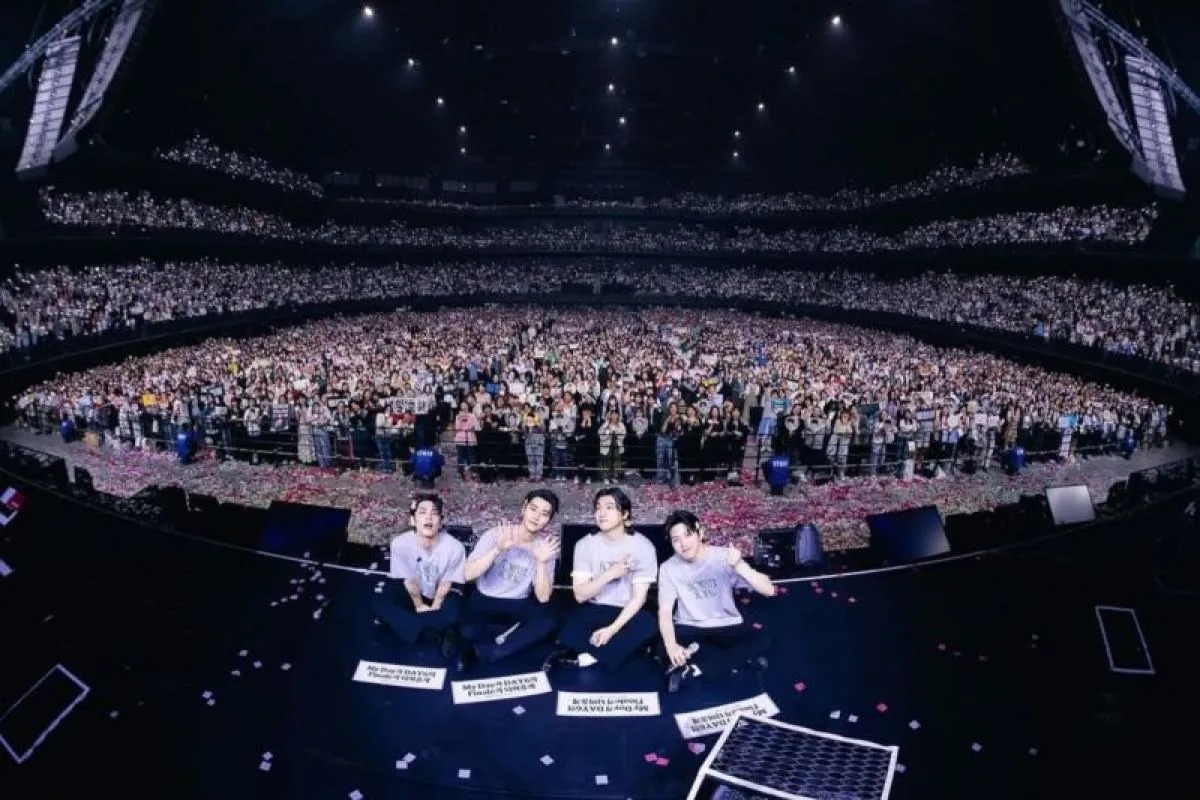 Grup band asal Korea Selatan, Day6 dalam salah satu konsernya.