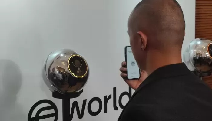Proses verifikasi identitas seseorang mengunakan Orb pada World.