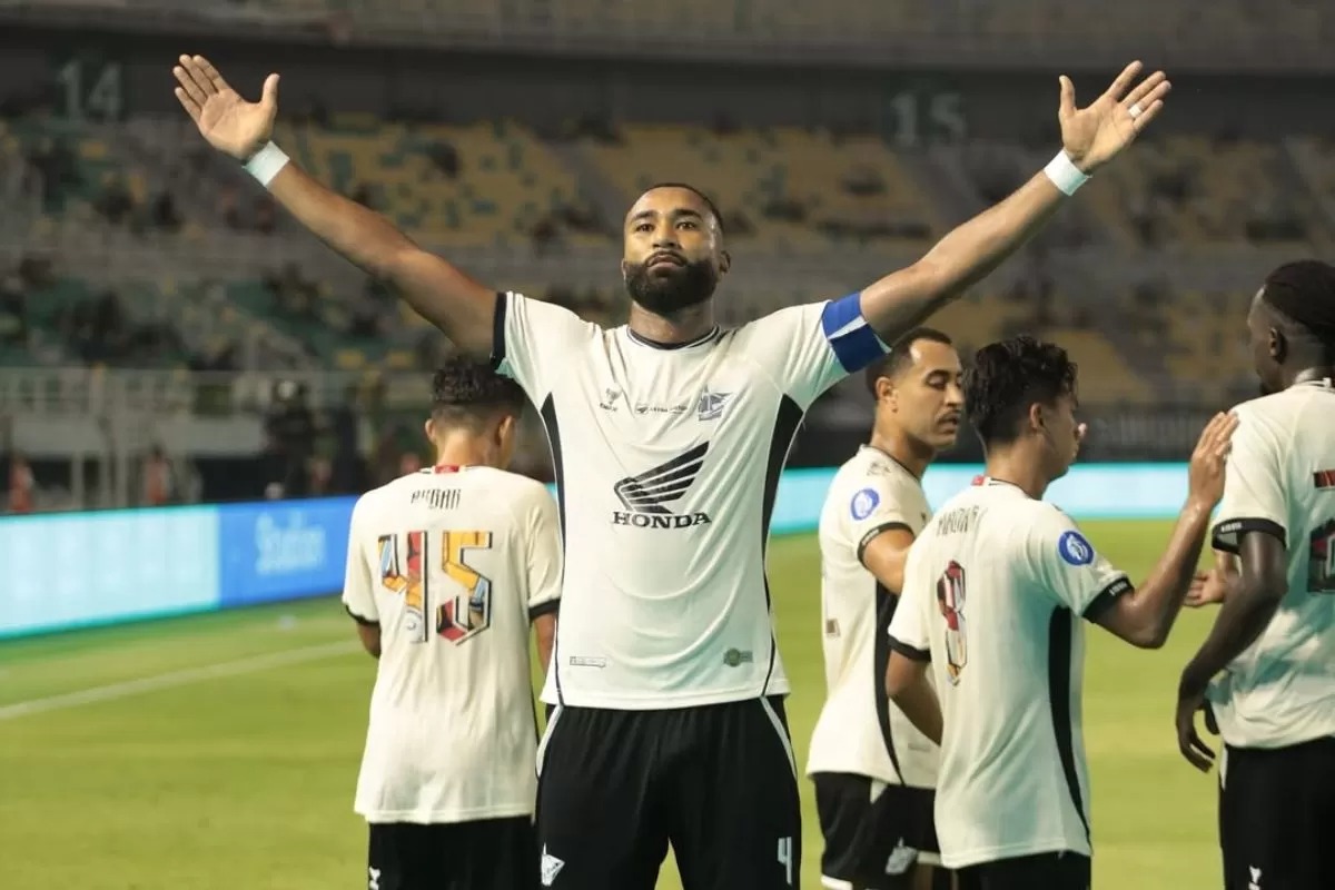 Yuran Fernandes kritik keras wasit setelah PSM kalah 1-3 dari PSS Sleman, soroti keputusan VAR dan kualitas wasit.