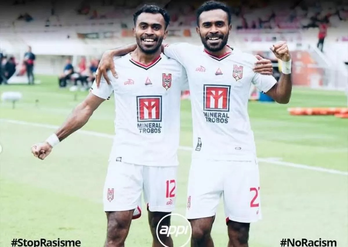 Yakob dan Yance Sayuri menuntut keadilan atas aksi rasisme usai laga kontra Persib.