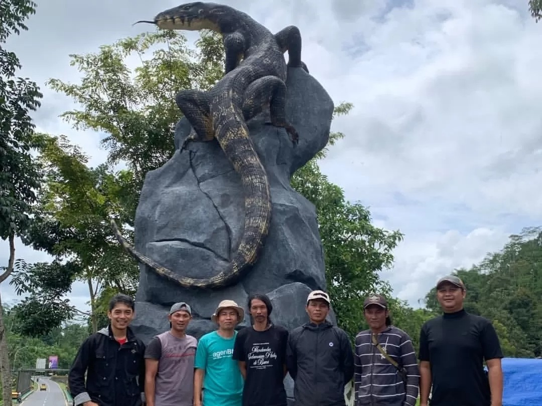 Rejo Arianto (tengah) bersama teman-teman seniman berpose di Patung Biawak Wonosobo buatannya.