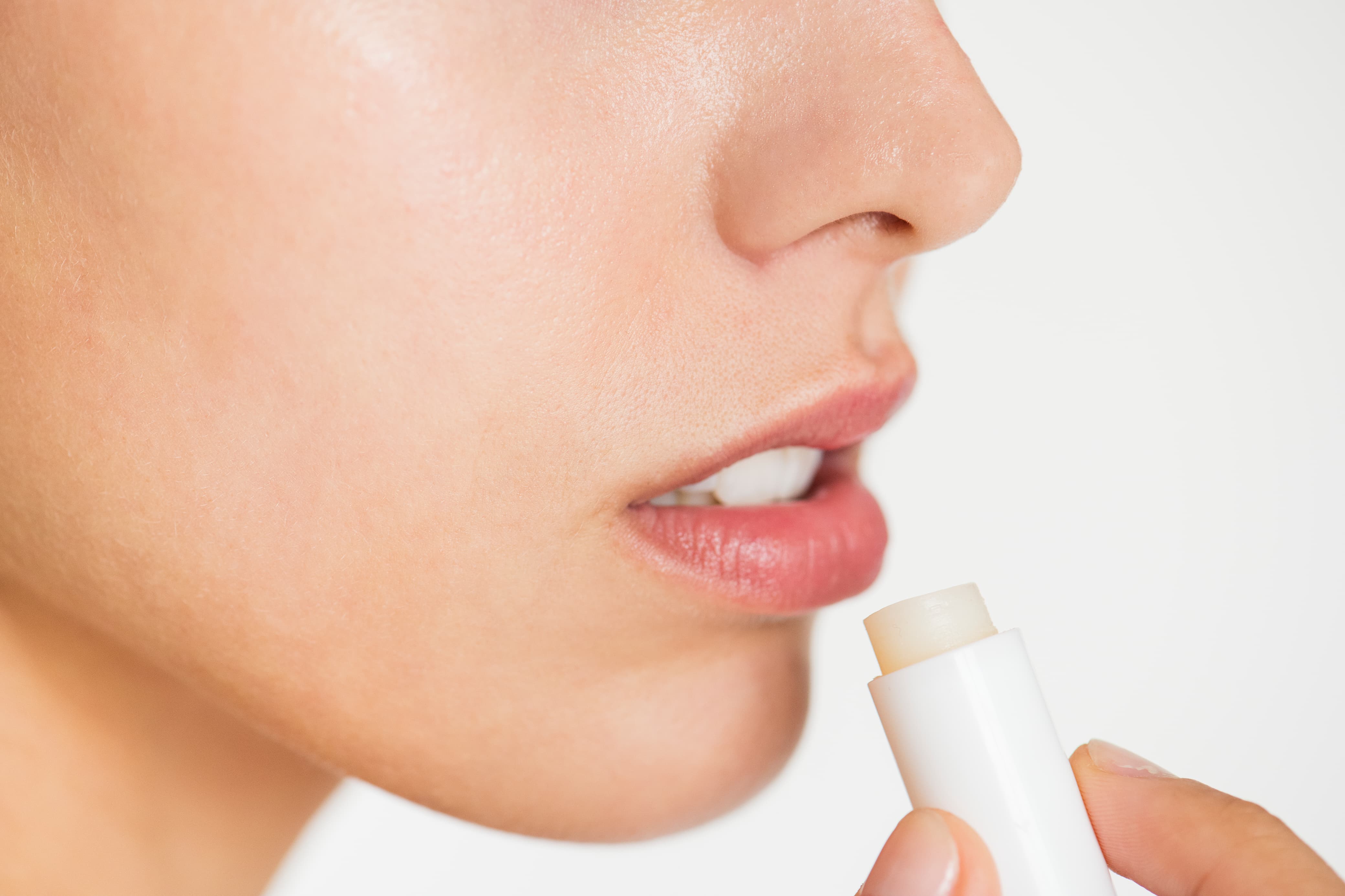 Ilustrasi penggunaan lip balm ber SPF.
