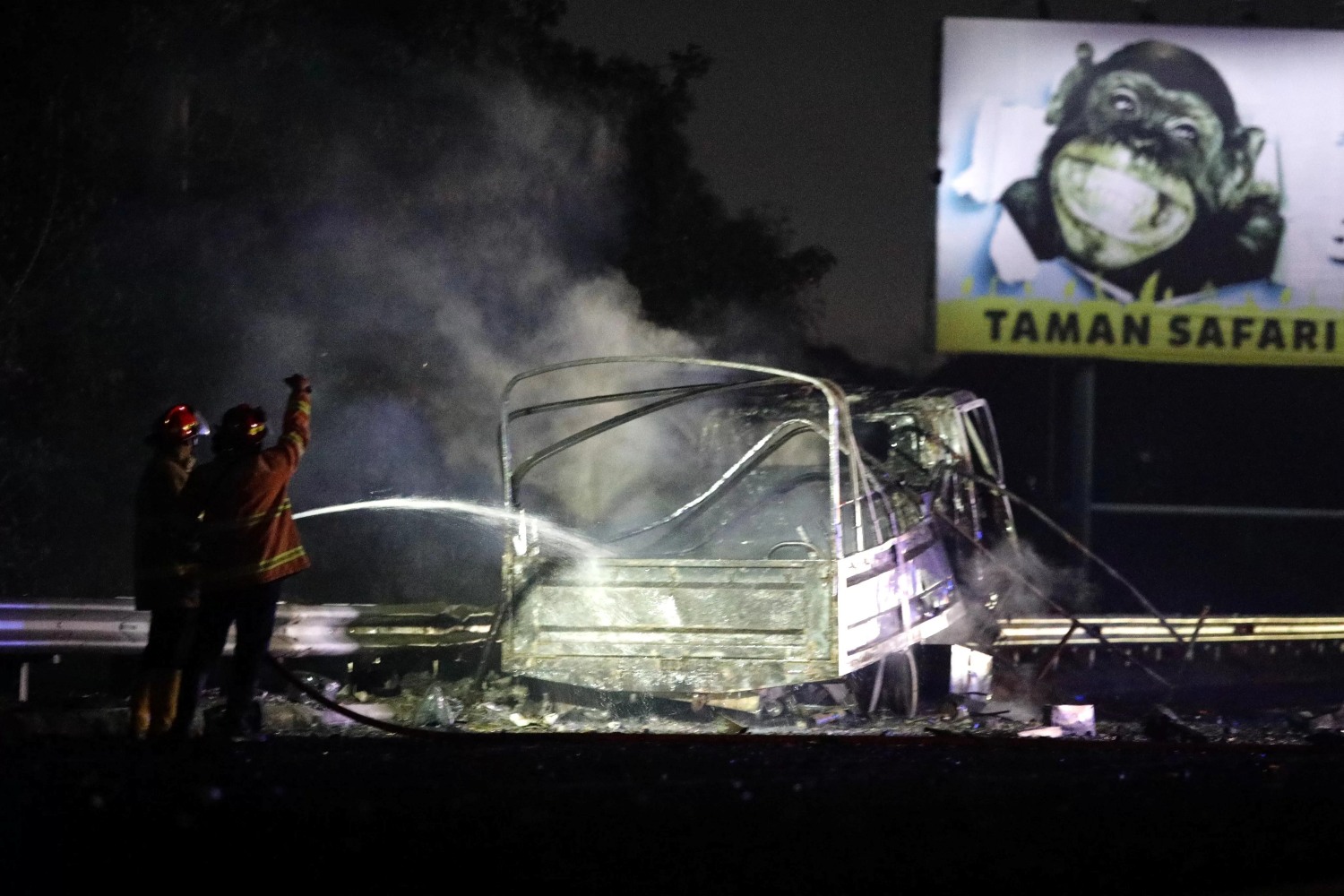 Petugas pemadam kebakaran berusaha memadamkan truk TNI yang terbakar di Tol Gempol arah Pandaan, Pasuruan, Jawa Timur, Senin (5/5/2025).