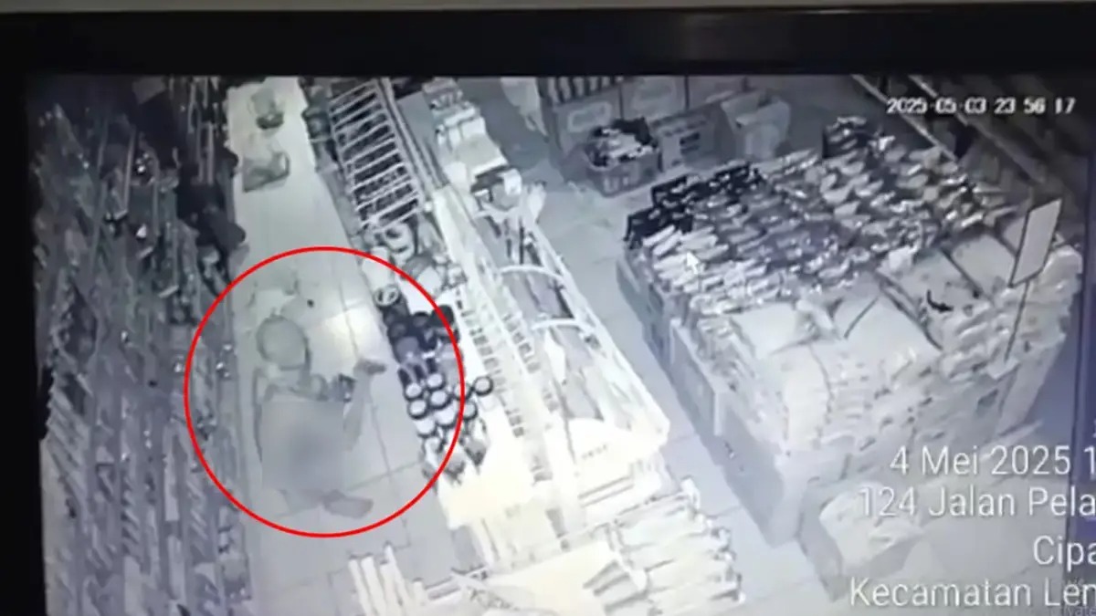 Maling telanjang bulat terekam CCTV di salah satu minimarket di Kota Sukabumi.