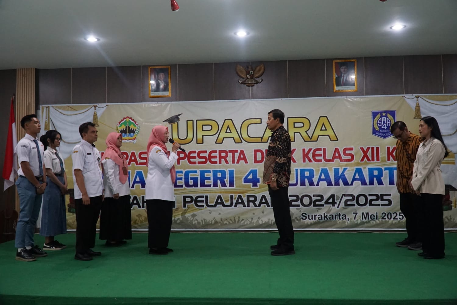 SMAN 4 Surakarta menggelar upacara pelepasan siswa kelas XII TA 2024/2025 di aula sekolah setempat, Rabu (7/5).