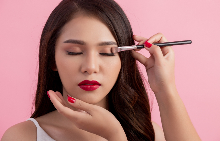Ilustrasi makeup dan brand kecantikan lokal.