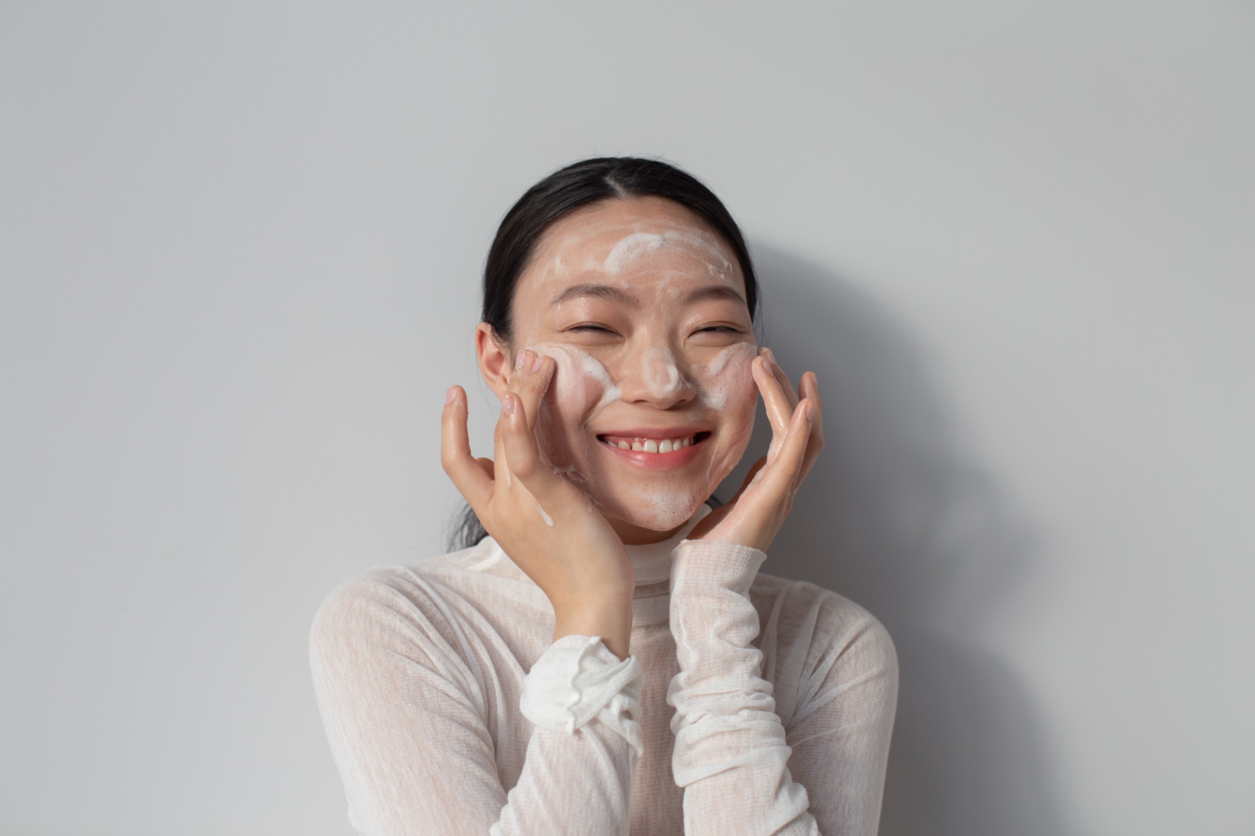 Ilustrasi double cleansing.