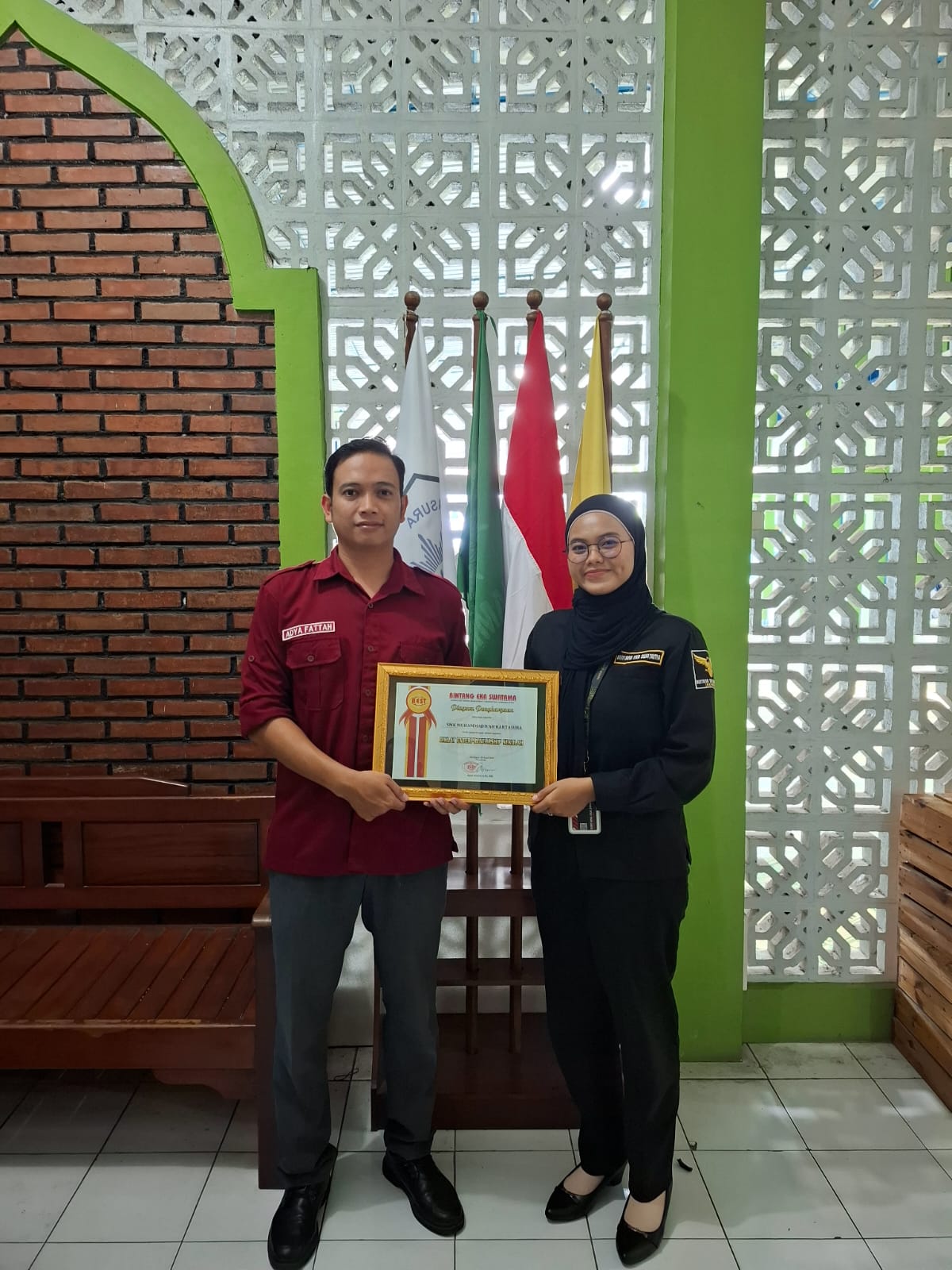 Sertifikat penghargaan atas diklat kewirausahaan siswa siswi kelas X dan XI dari Bintang Eka Swatama .