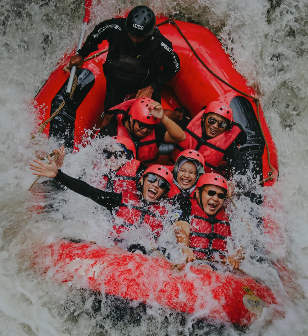 Wisata arung jeram di Situ Cileunca Pangalengan, Bandung Selatan.