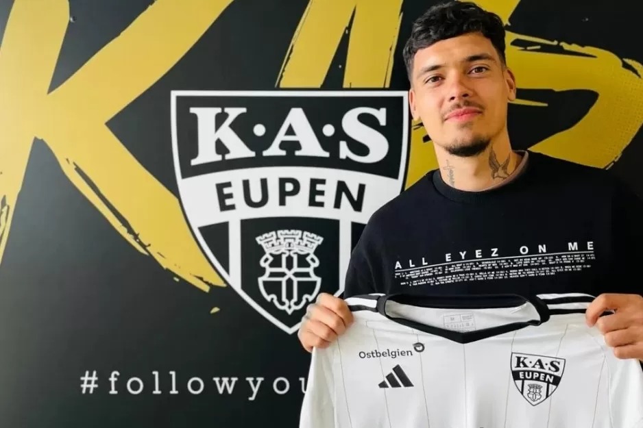 Shayne Pattynama saat diperkenalkan sebagai pemain baru KAS Eupen.