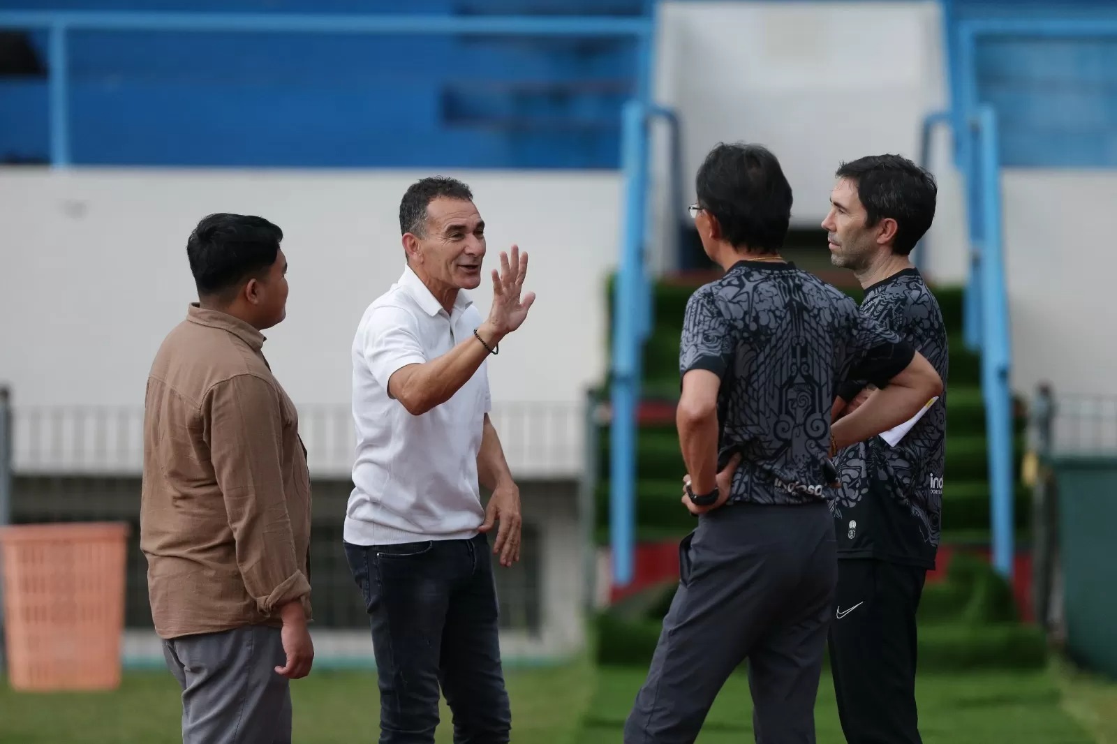 Head Coach Timnas Indonesia U-23 Gerald Vanenburg (dua dari kiri) bercengkrama dengan pelatih Persis Solo Ong Kim Swee, asisten pelatih dan perwakilan manajemen.
