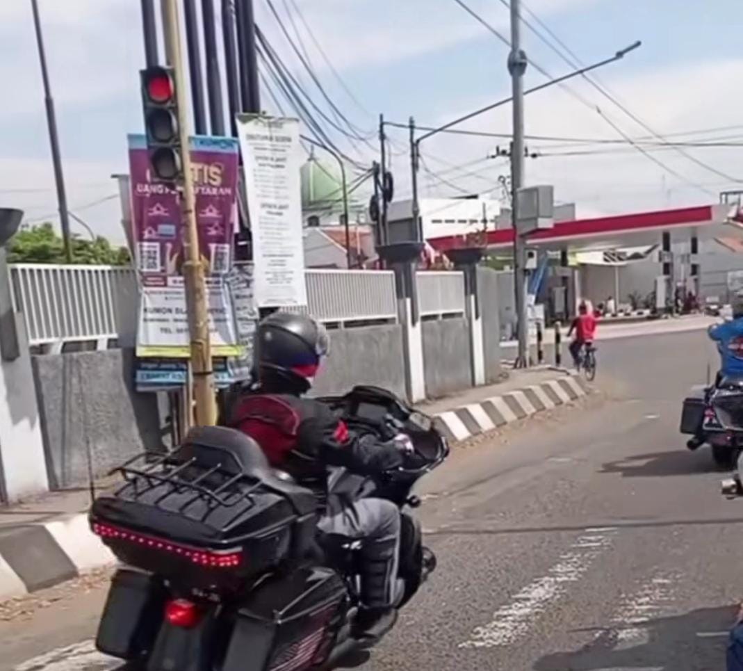 Rombongan Motor Gede menerobos lampu merah di Sragen viral di media Sosial.