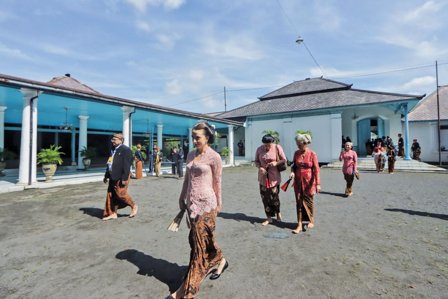 DESTINASI FAVORIT: Wisatawan mancanegara mengenakan kebaya, berjalan di kompleks Keraton Kasunanan Surakarta Hadiningrat saat libur panjang Isra Miraj dan tahun baru Imlek.