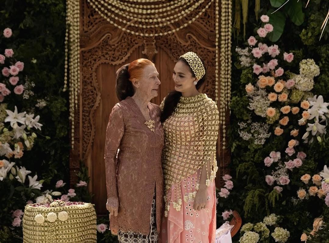 Penampilan Luna Maya saat gelar prosesi siraman.