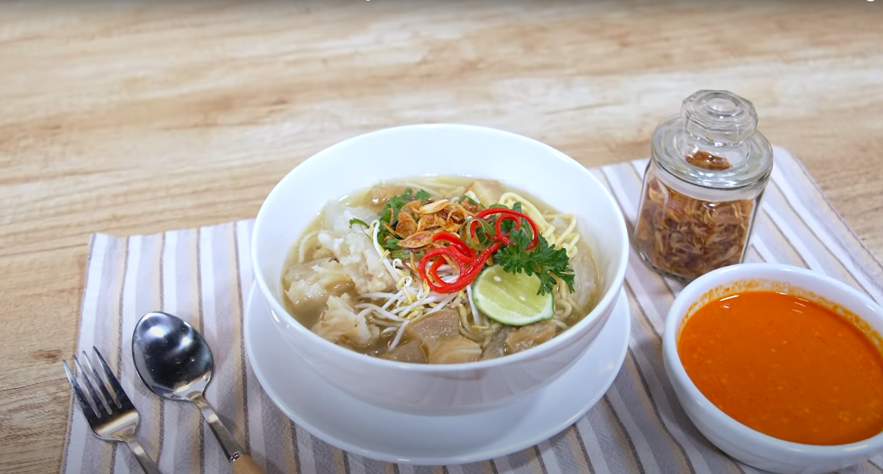 Semangkuk mie kocok Bandung.