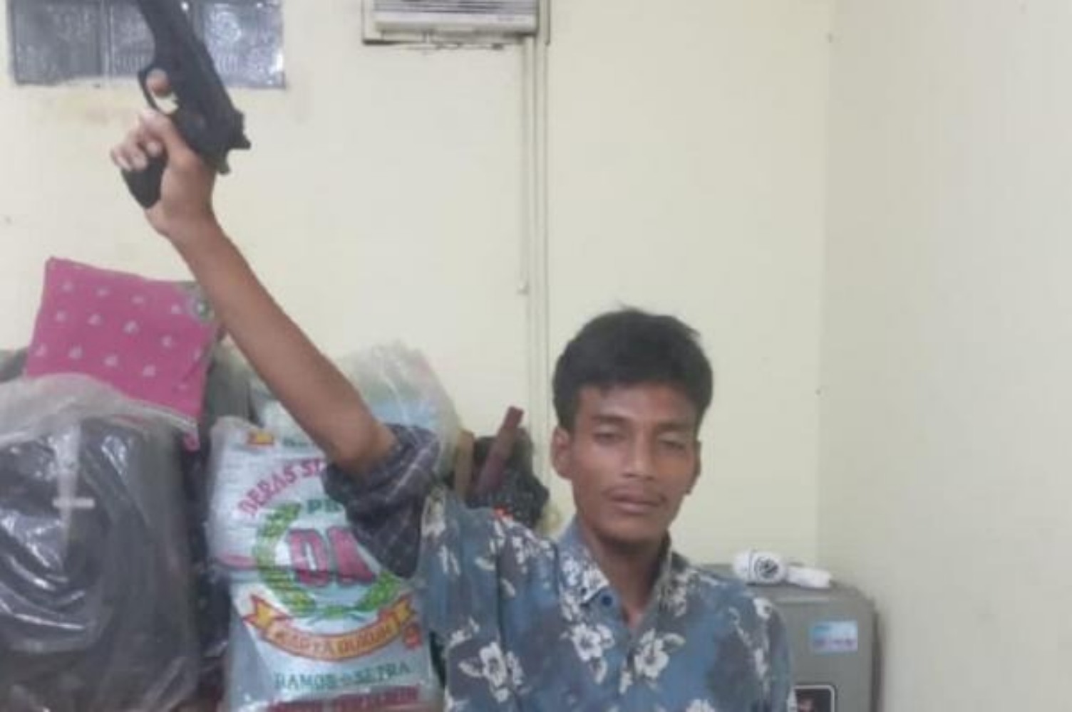 Seorang pria mengacungkan pistol saat konvoi suporter Persib di Kabupaten Bekasi, aksinya tersebut viral. Pelaku sudah diamankan polisi.