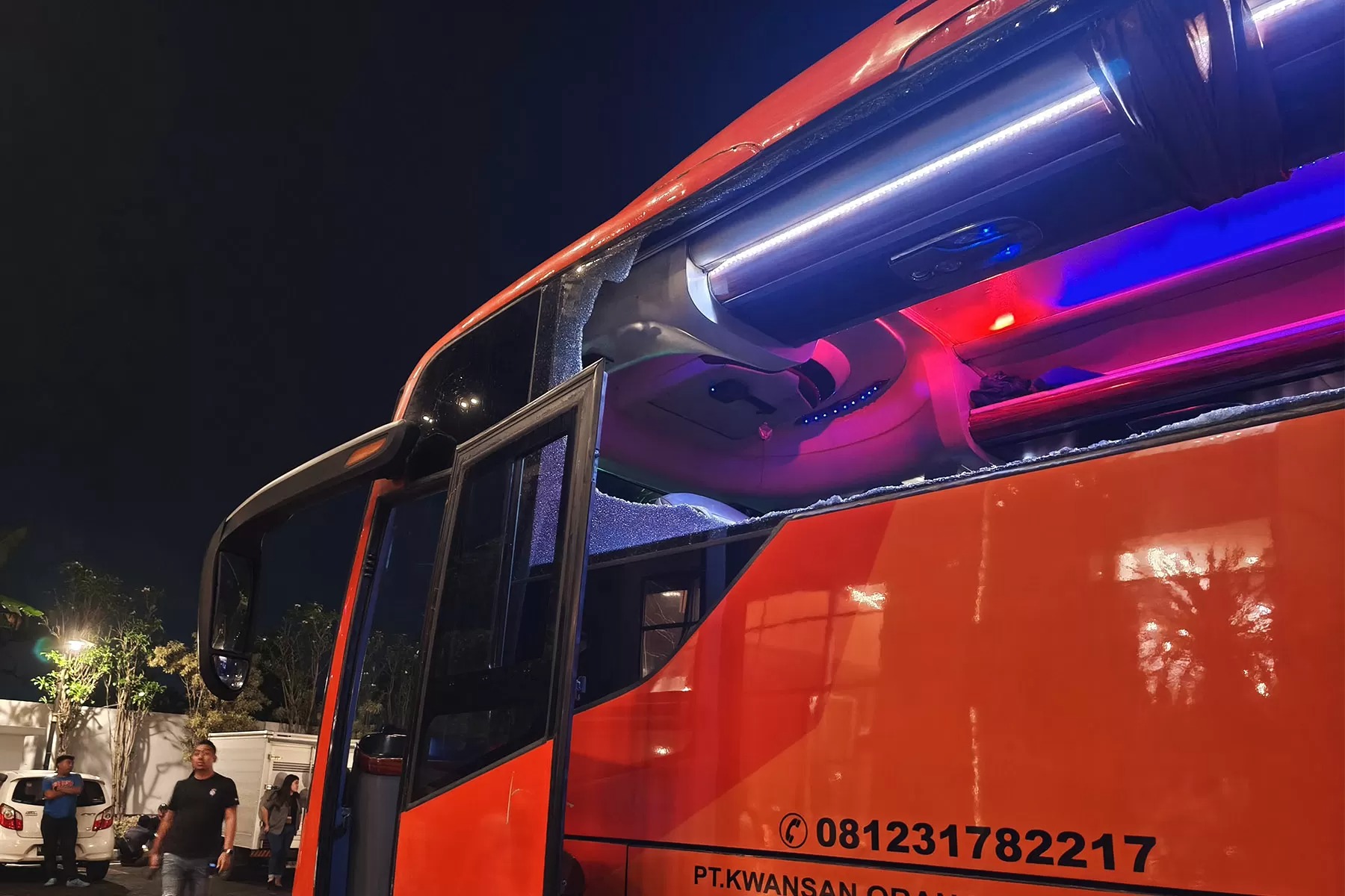Kondisi bus yang ditumpangi skuad Persik Kerdiri pasca dilempari oleh oknum suporter Arema FC.