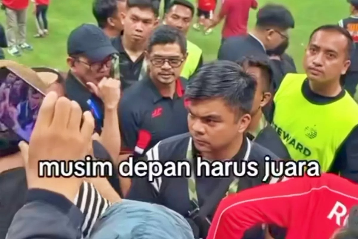 Manajer Persija Jakarta, Bambang Pamungkas, saat menghampiri dan mendengarkan keluh kesah The Jakmania.