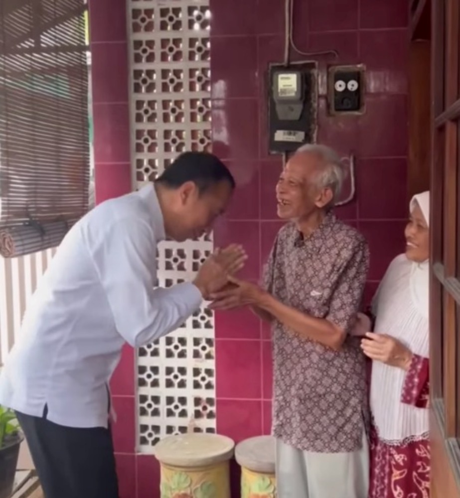 Eks presiden Jokowi (kiri) menemui Kasmudjo, dosen Pembimbing Akademik (PA) saat dia jadi mahasiswa Fakultas Kehutananan UGM, Selasa (13/5/2025).