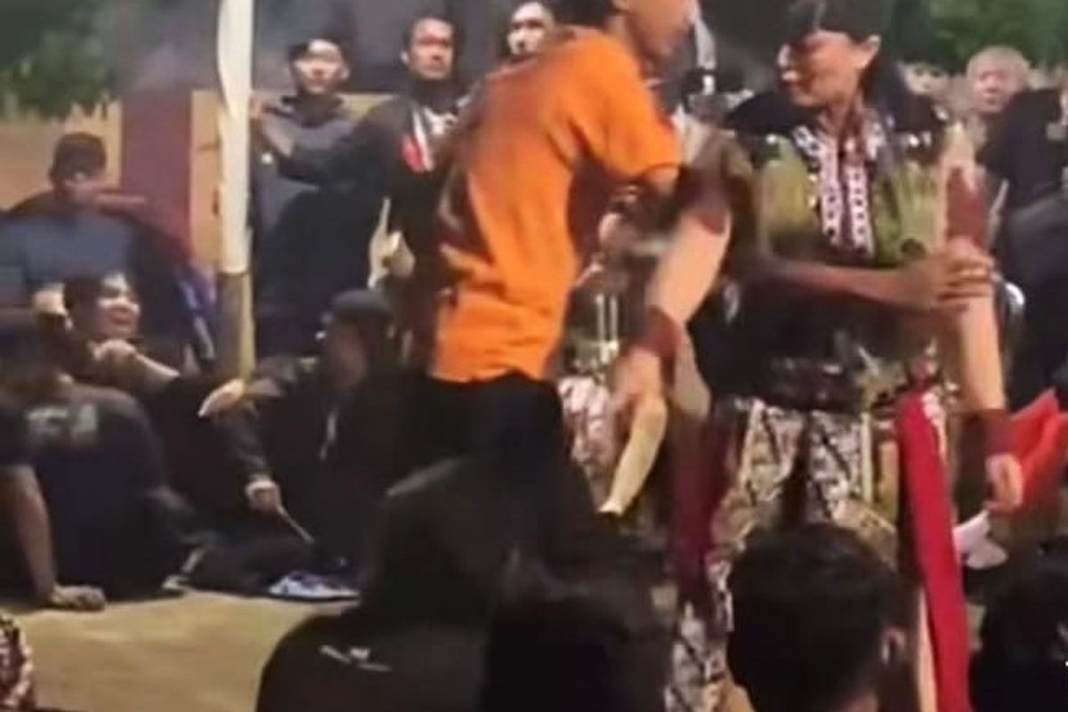 Video yang menunjukkan aksi tak senonoh warga yang menyentuh bagian sensitif penari dalam pertunjukan Reog Ponorogo.