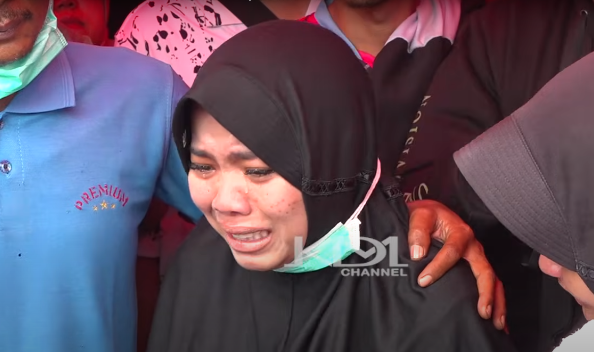 Tangisan pilu anak korban ledakan amunisi di Garut.