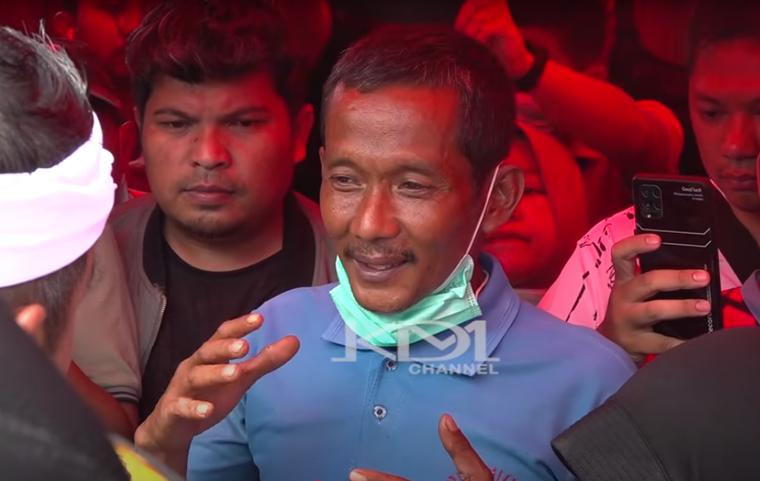 Keluarga korban ledakan amunisi di Garut.
