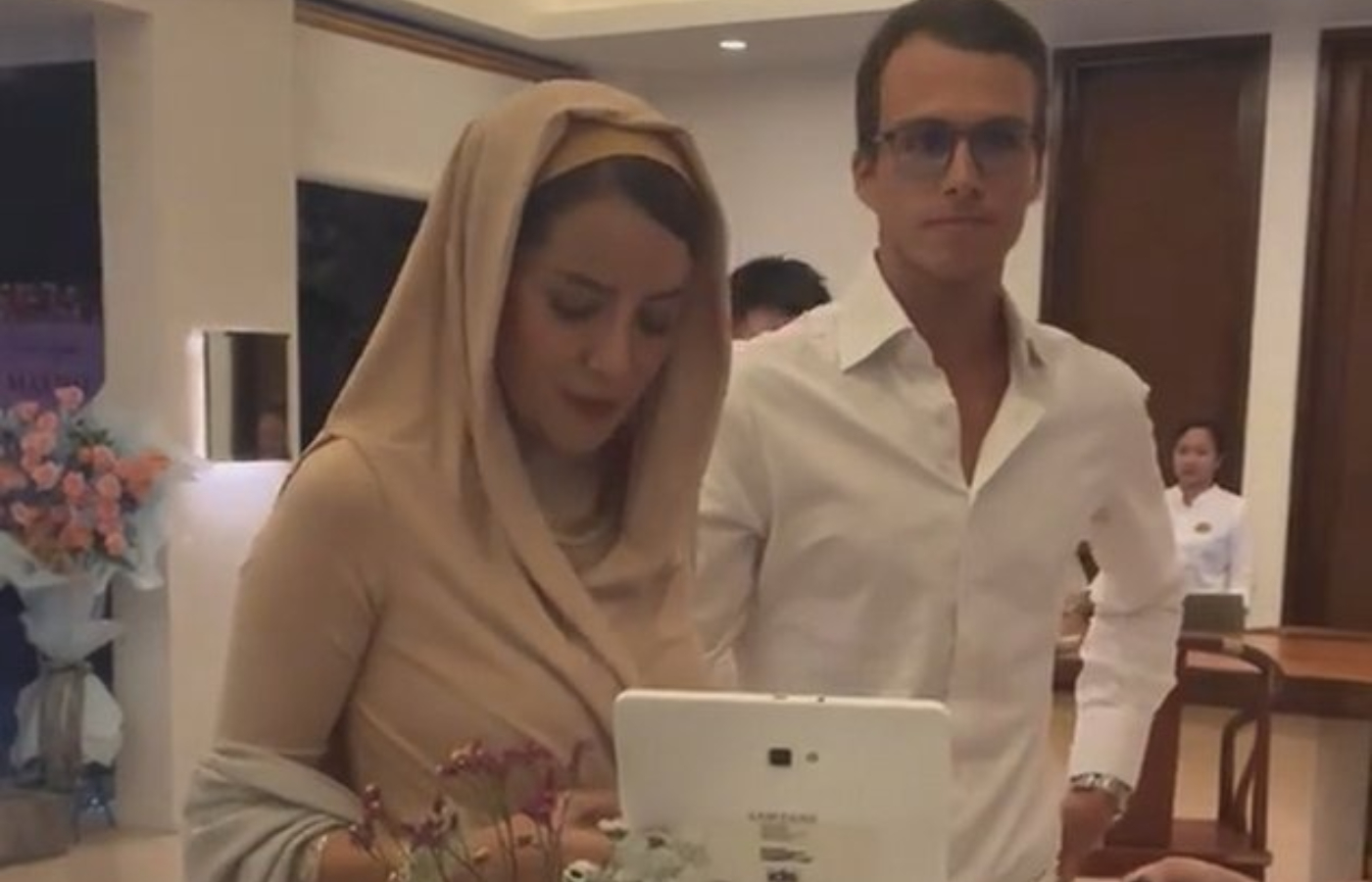Sosok pria gandengan Olla Ramlan di acara pernikahan Luna Maya dan Maxime Bouttier.