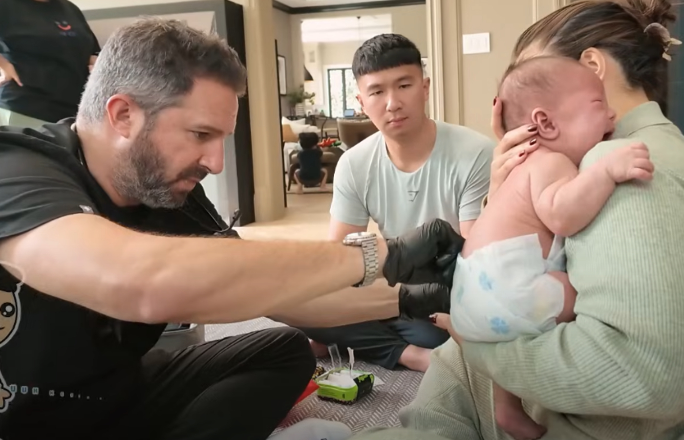 Nikita Willy undang seorang dokter untuk imunisasi Nael anak keduanya ke rumah.