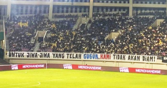 Spanduk kritikan yangdibentangkan suporter Persis Solo saat laga melawan Arema FC di Stadion Manahan, Senin (5/5/2025).