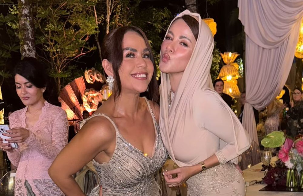 Penampilan Olla Ramlan saat hadiri pernikahan Luna Maya dan Maxime Bouttier.