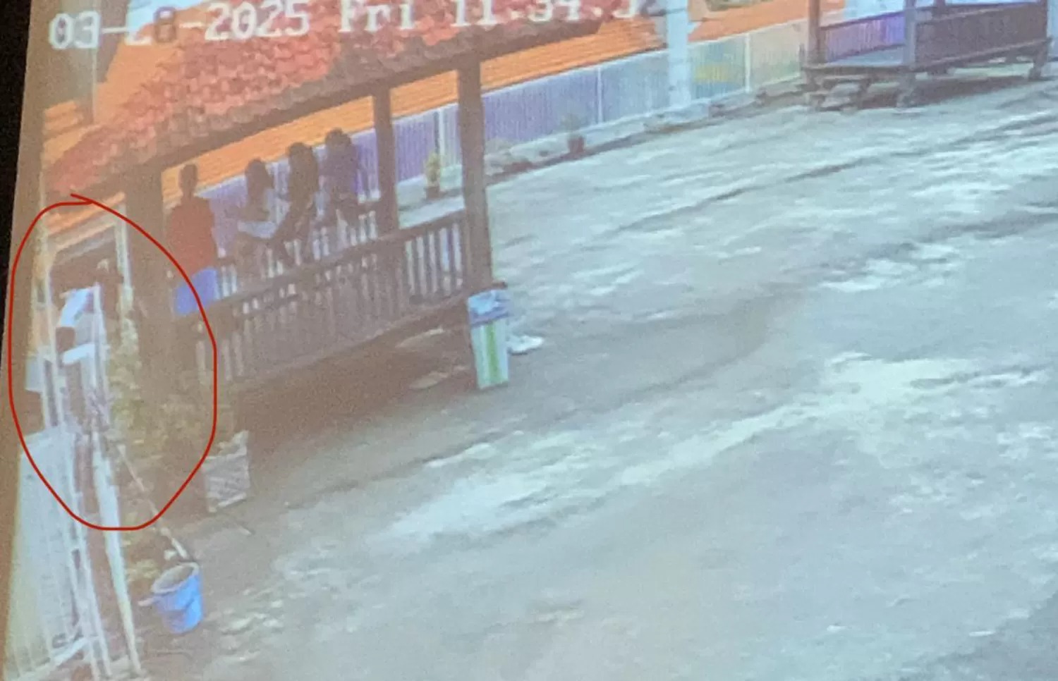 Rekaman CCTV sekolah yang memperlihatkan detik-detik Steven tewas tersengat listrik di SMAK Frateran Surabaya.