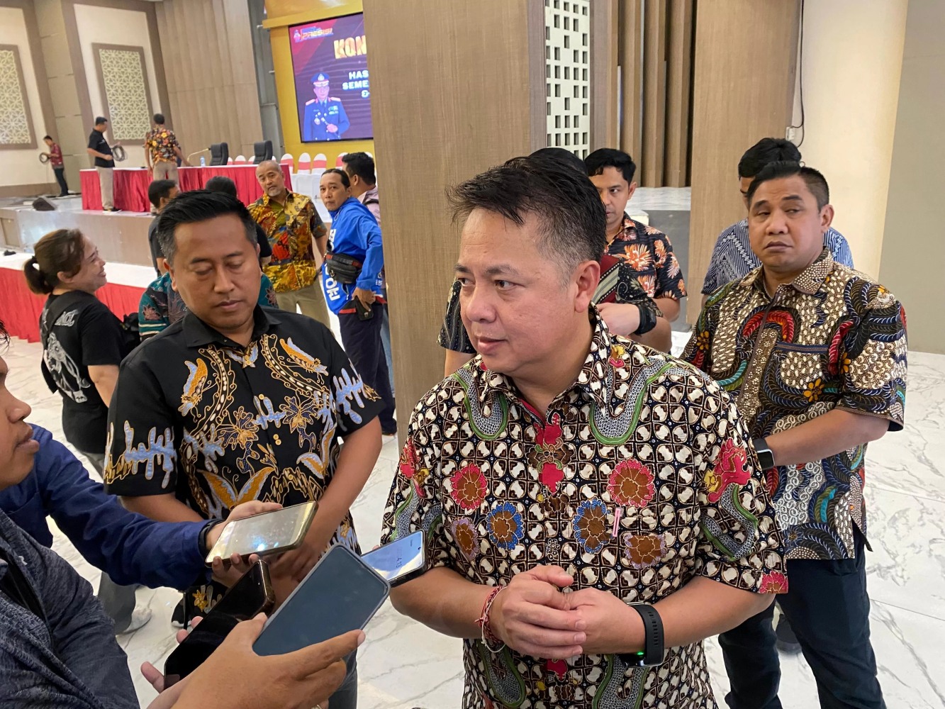 Dirkrimum Polda Jatim Kombes Pol Farman ungkap ijazah dan bukti tanda terima ijazah korban saat penggeledahan di kantor UD Sentoso Seal.